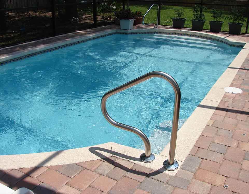 Venkovní bazén na zahradě domu